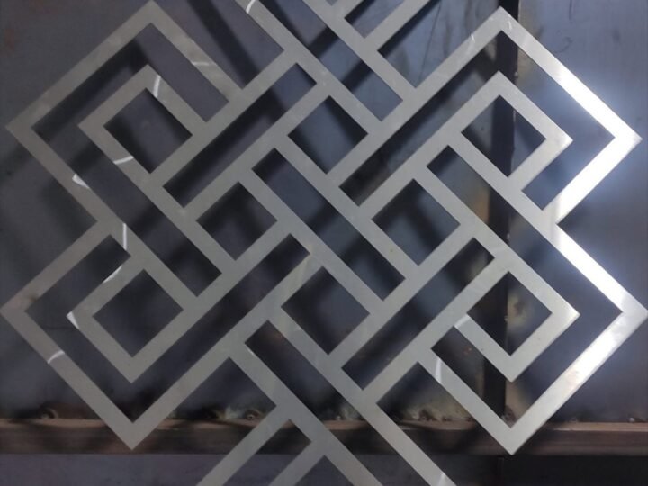 أبواب وبرجولات بزخارف إسلامية مفرغة