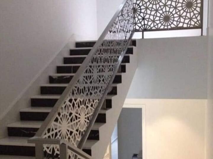 درابزين سلالم بألواح مفرغة بالليزر